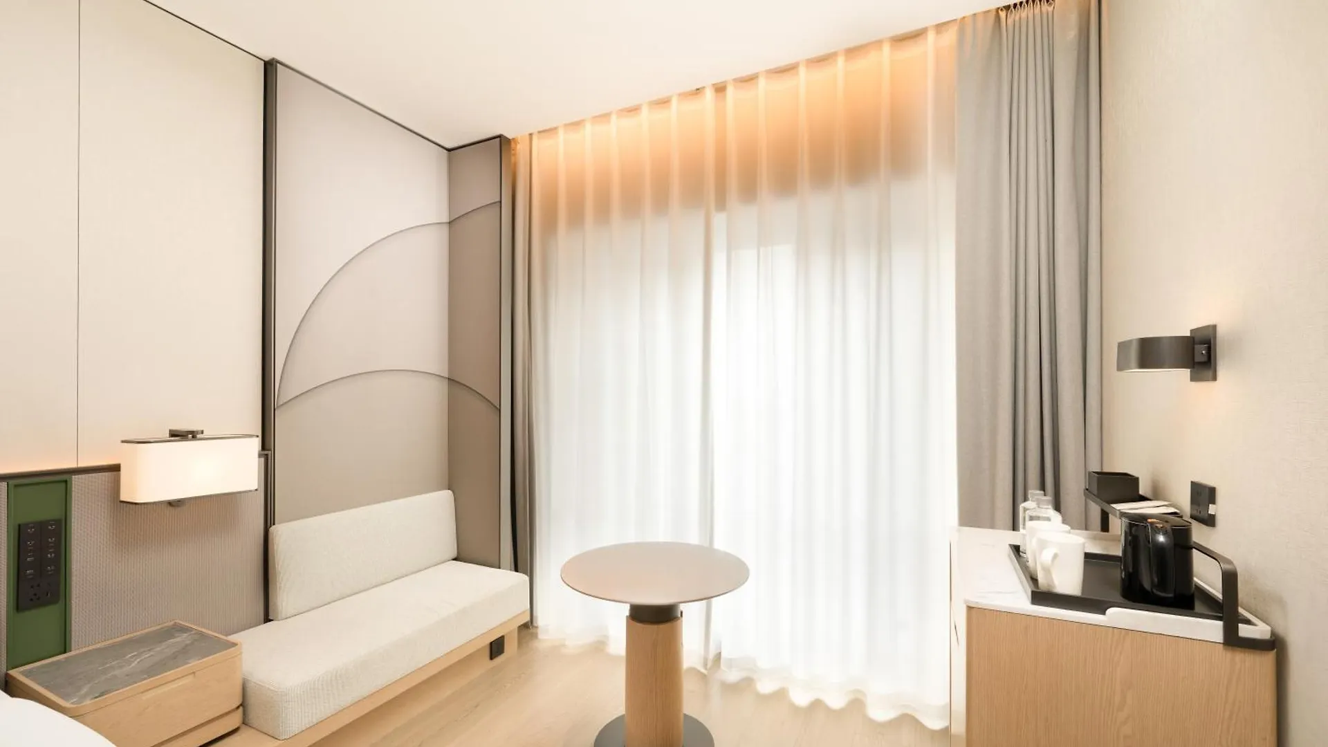 Madison Zhengzhou East Railway Station Hotel