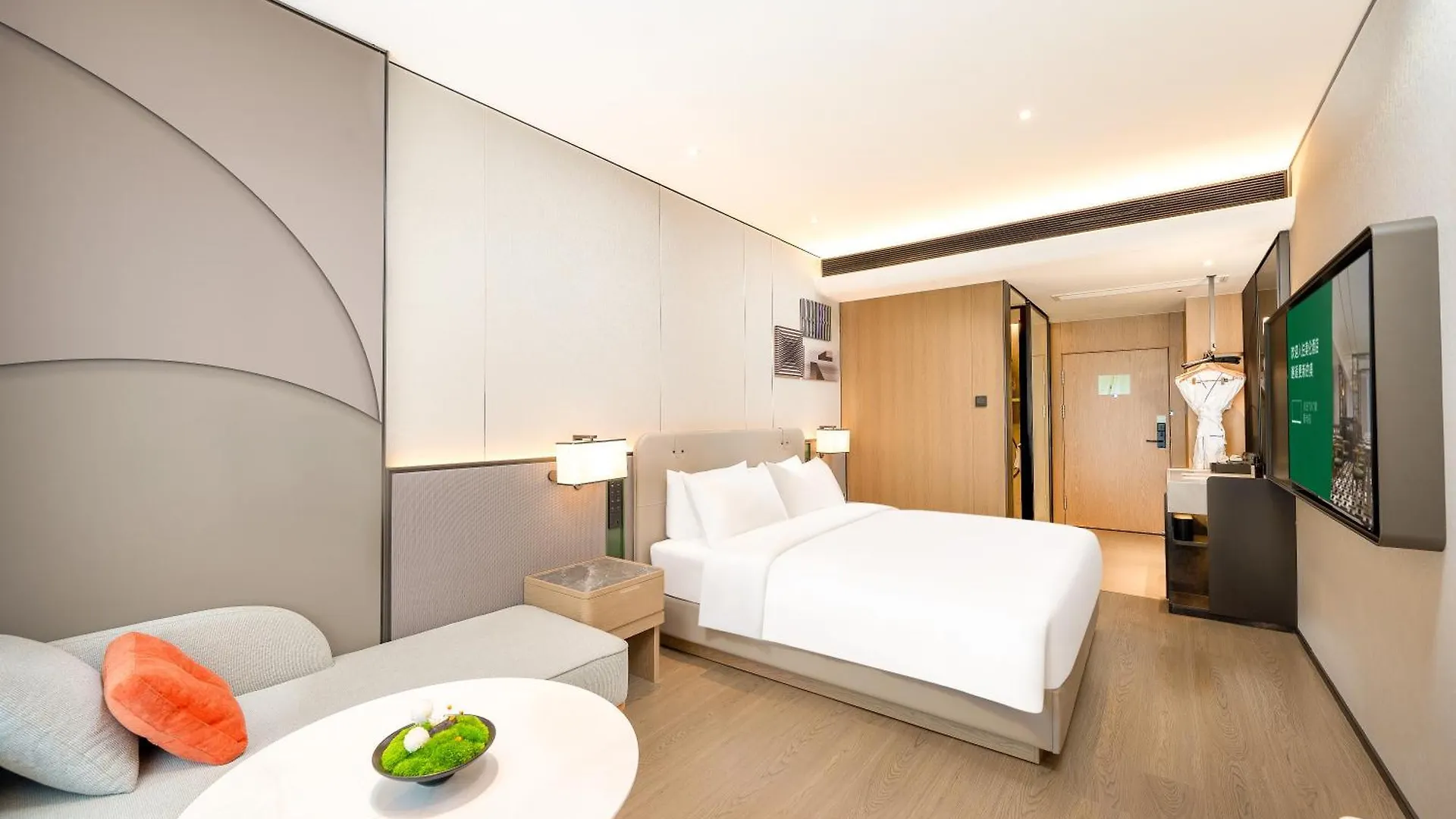 Madison Zhengzhou East Railway Station Hotel 4*,