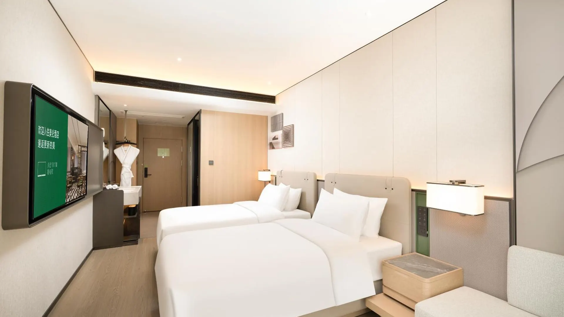 Madison Zhengzhou East Railway Station Hotel