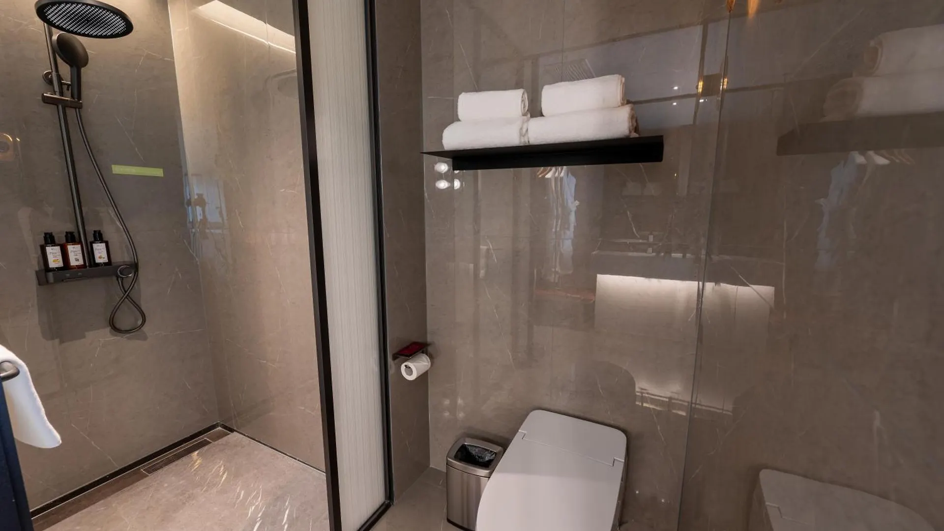 Madison Zhengzhou East Railway Station Hotel